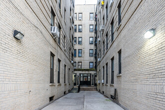 Hatbridge Court in New York, NY - Building Photo - Building Photo