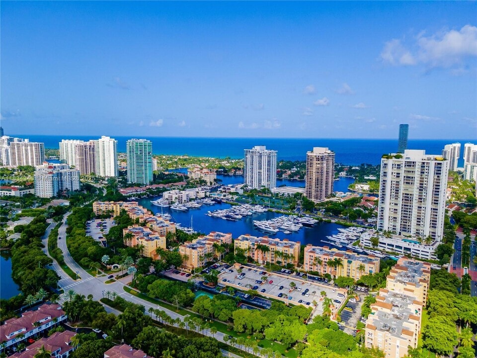 19655 E Country Club Dr in Miami, FL - Building Photo