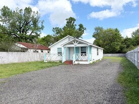 300 Longstreet Rd in Willis, TX - Building Photo