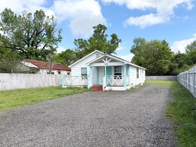 property at 300 Longstreet Rd