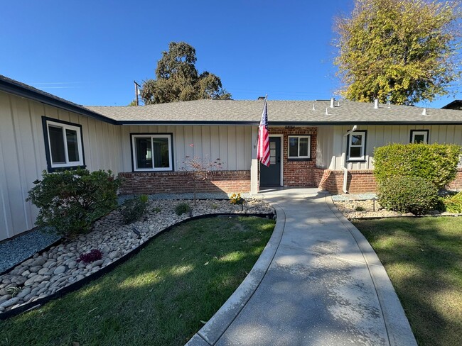 211 N Orange Ave in Lodi, CA - Building Photo - Building Photo