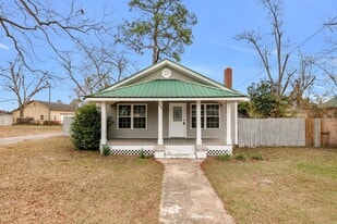 648 W Plum St in Jesup, GA - Building Photo