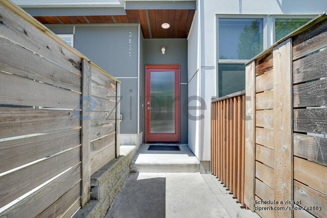 3835 Gilman Ave W in Seattle, WA - Foto de edificio - Building Photo