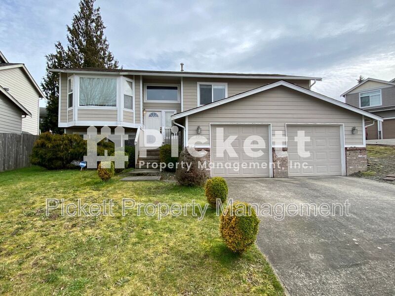 2945 Lowren Loop in Port Orchard, WA - Building Photo