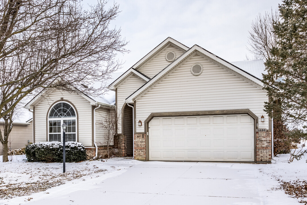 5886 Hollow Oak Trail in Carmel, IN - Building Photo