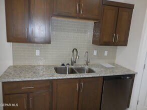 561 Oakmont in El Paso, TX - Building Photo - Building Photo