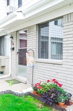 Grosvenor North Townhomes in Pontiac, MI - Foto de edificio - Building Photo