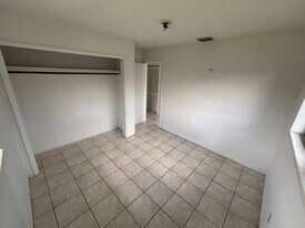 1413 NW 8th Ave in Florida City, FL - Building Photo