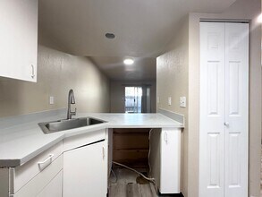 142 SE 160th Ave in Portland, OR - Building Photo - Building Photo