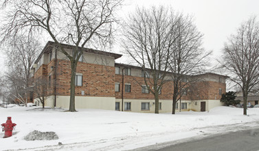 Auer Court Apartments in Milwaukee, WI - Building Photo - Building Photo