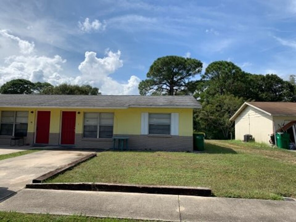 412 Country Ln Dr in Cocoa, FL - Building Photo