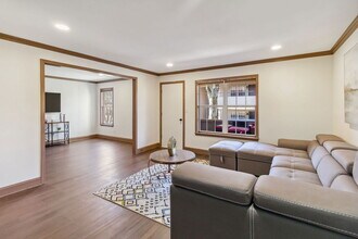906 Chapel Creek Dr in Hoover, AL - Building Photo - Building Photo