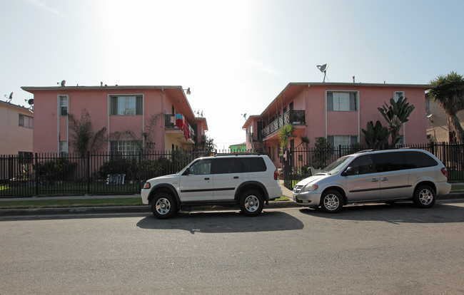 10235 S 10th Ave in Inglewood, CA - Foto de edificio - Building Photo