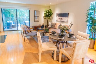 880 Hilldale Ave in West Hollywood, CA - Foto de edificio - Building Photo