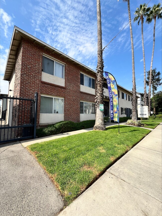 Chateau Laurel Apartments in North Hollywood, CA - Building Photo - Building Photo