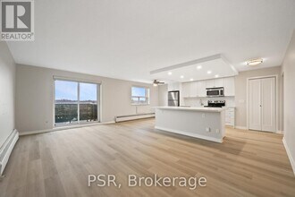 2300 Marine Dr in Oakville, ON - Building Photo - Building Photo