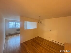 637 Cove Rd in Stamford, CT - Foto de edificio - Building Photo