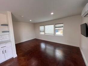 5703 Adelaide Ave in San Diego, CA - Foto de edificio - Building Photo