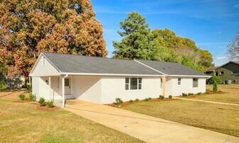 2112 Woodmont Dr SE in Decatur, AL - Building Photo