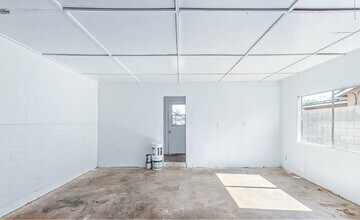 4450 E Alta Vista Rd in Phoenix, AZ - Building Photo - Building Photo