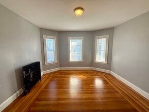 11 Mt Vernon St in Lowell, MA - Building Photo - Building Photo