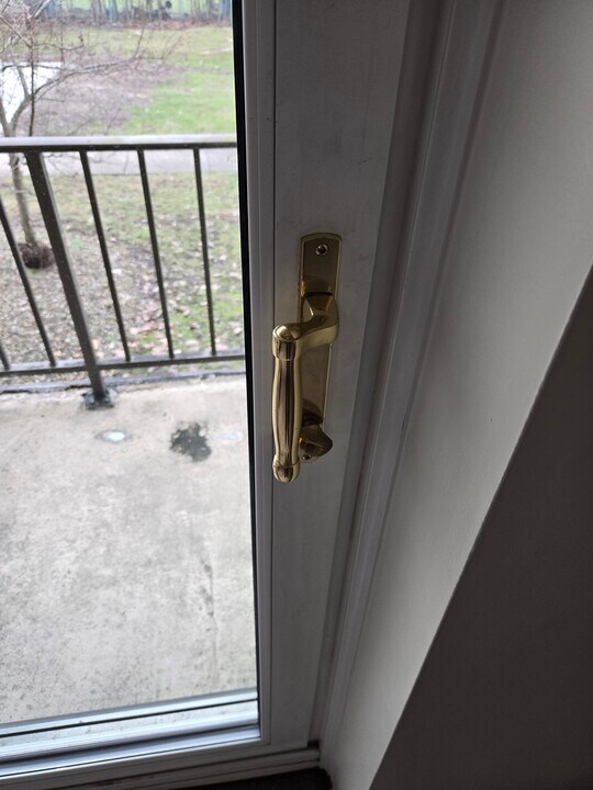 4849 Grace Rd, Unit 121 in North Olmsted, OH - Foto de edificio