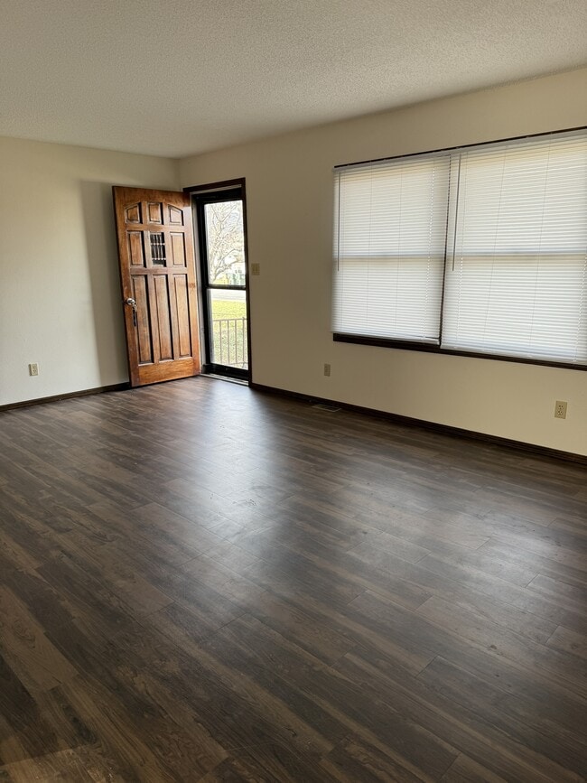 111 E C St in Ellinwood, KS - Building Photo - Building Photo