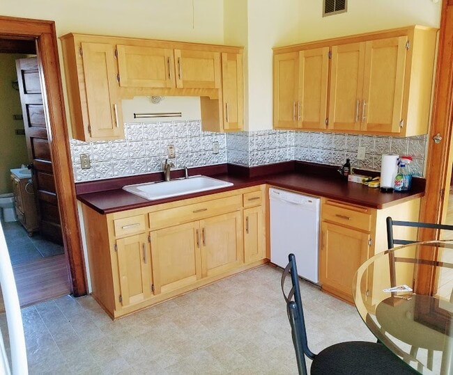 2531 S Brisbane Ave, Unit The Brisbane Upper in Milwaukee, WI - Foto de edificio - Building Photo