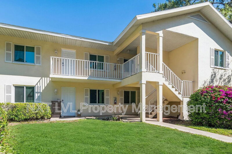 250 Timber Lake Cir in Naples, FL - Building Photo