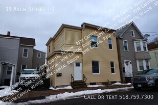39 Arch St in Green Island, NY - Building Photo