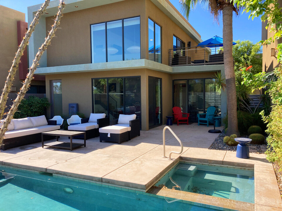 290 Cheryl Dr in Palm Springs, CA - Foto de edificio