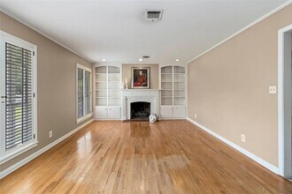 730 N Sarah Jo St in La Grange, TX - Building Photo - Building Photo