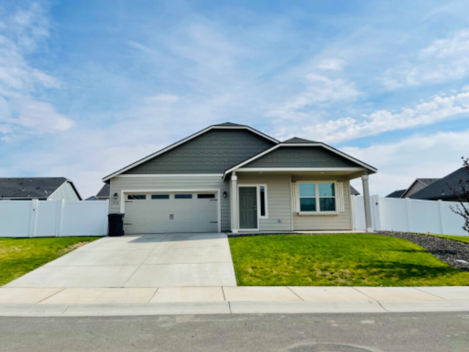 513 Sherman St in Moxee, WA - Building Photo
