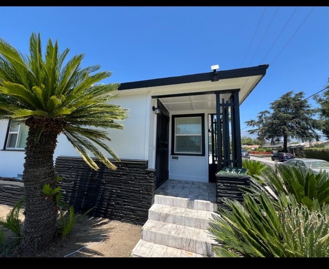 587 E Arrow Hwy in Upland, CA - Building Photo - Building Photo