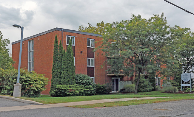 Henley & Cypress Gardens in St Catharines, ON - Building Photo - Building Photo