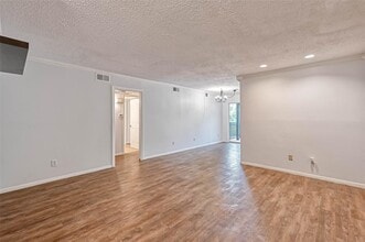 8277 Kingsbrook Rd in Houston, TX - Building Photo - Building Photo