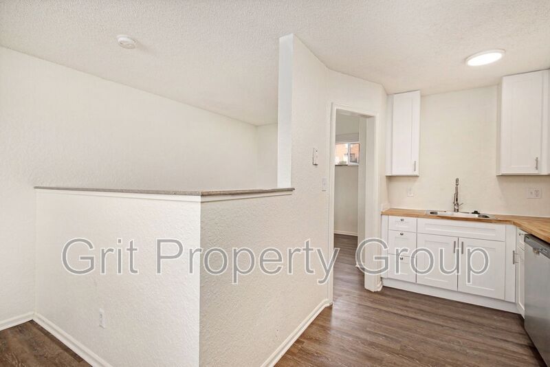 2324 NE 70th St in Gladstone, MO - Building Photo