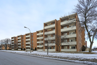 Confederation Apartments in Kitchener, ON - Building Photo - Building Photo