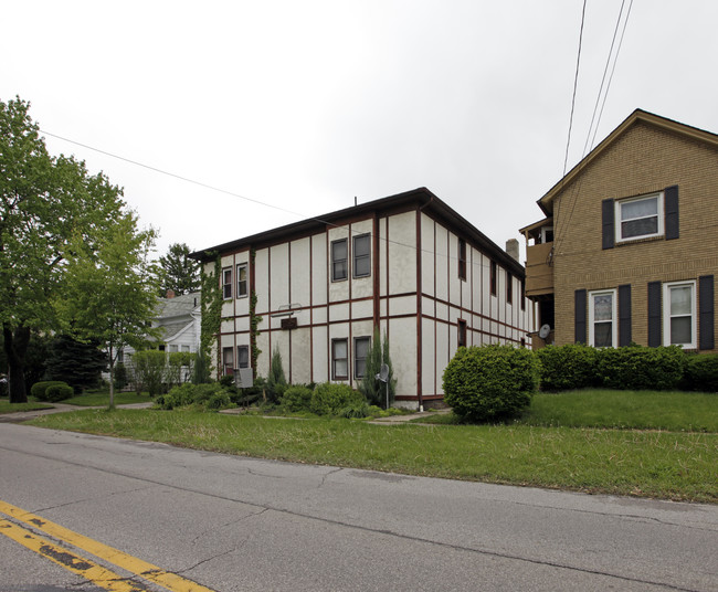 612 W Highland Ave in Ravenna, OH - Foto de edificio - Building Photo