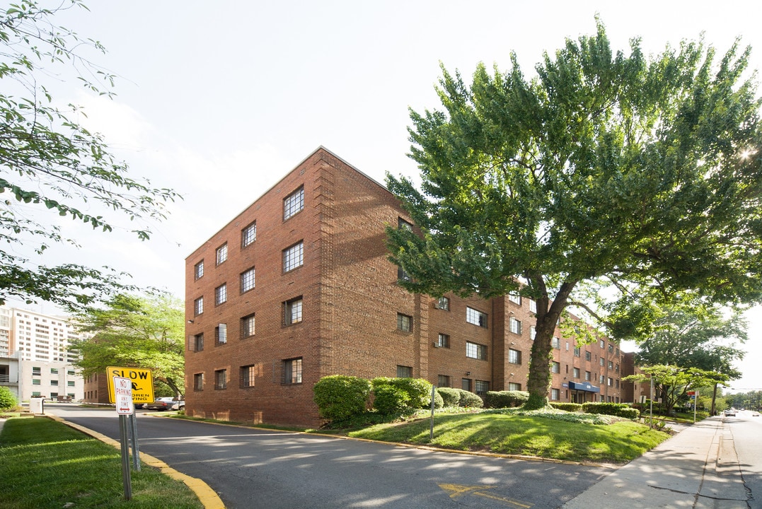 Glen Brook Apartments in Bethesda, MD - Building Photo