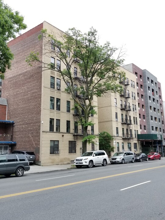 2440 Bronx Park E in Bronx, NY - Building Photo