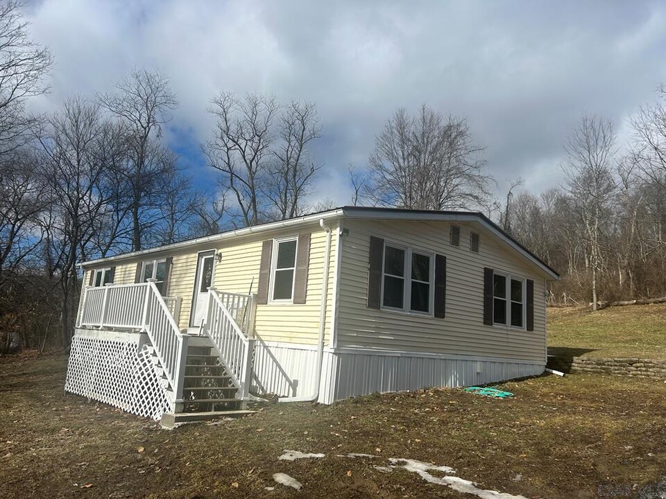 250 Old Walsall Rd in Johnstown, PA - Building Photo