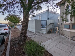 121 Santa Fe Ave, Unit A in Richmond, CA - Foto de edificio - Building Photo