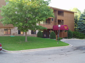 Shorewood Place Apartments in Shorewood, MN - Building Photo - Building Photo