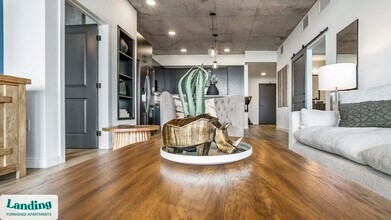 221 Main St N in St. Petersburg, FL - Foto de edificio - Building Photo