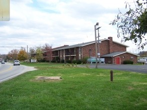 Thorobred Apartments II in Louisville, KY - Building Photo - Building Photo