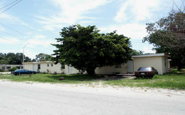 8089-8099 NW 5th Ct in Miami, FL - Foto de edificio - Building Photo