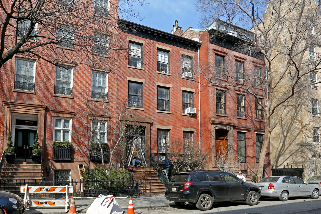 11 Bank St in New York, NY - Building Photo