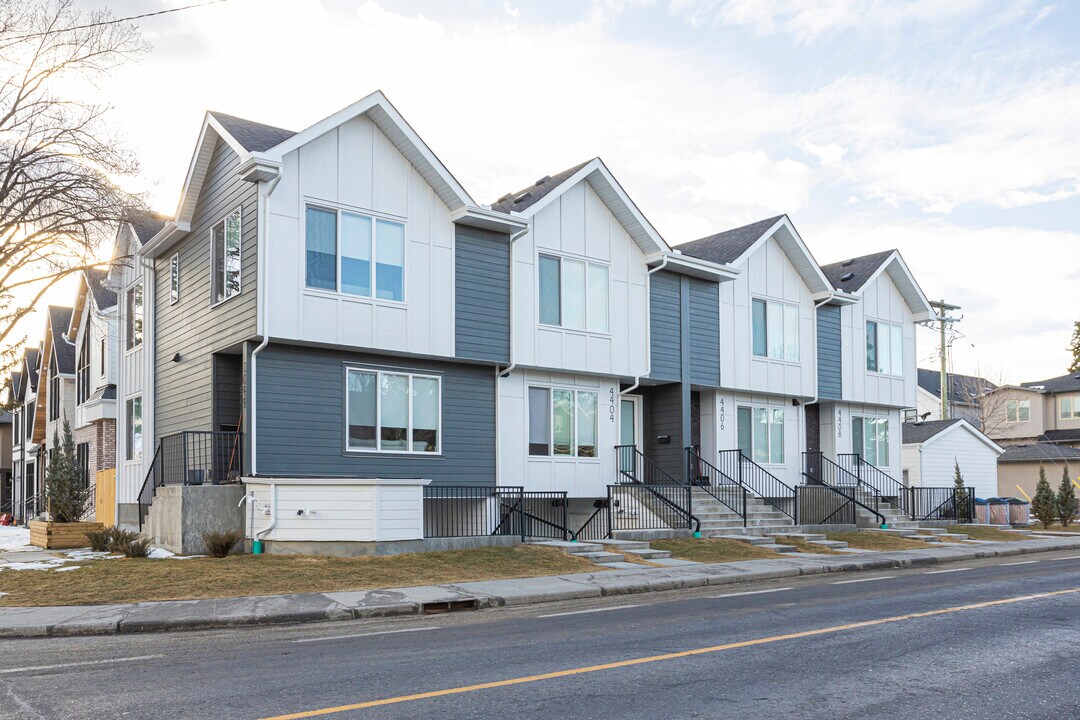2049 43 Av SW in Calgary, AB - Building Photo