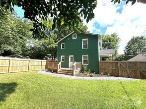 1034 Charles Ave in Charlotte, NC - Foto de edificio - Building Photo